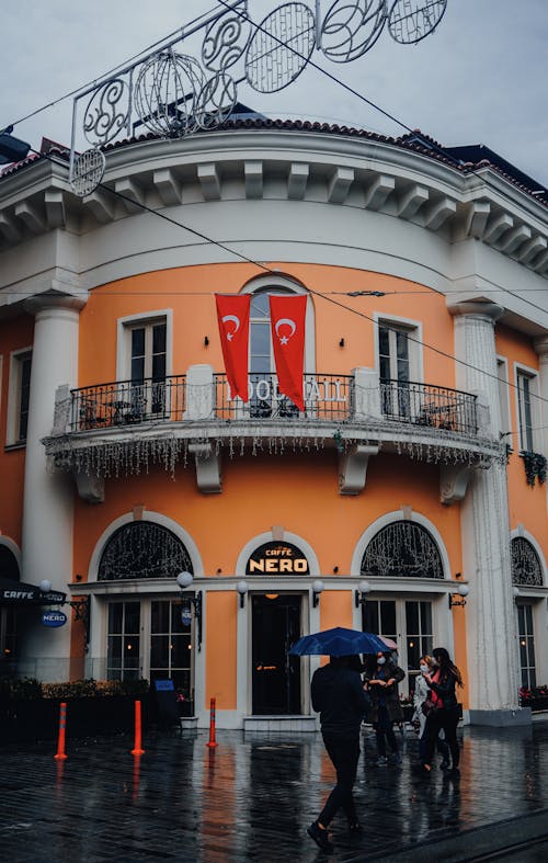 balkon, bayraklar, bina içeren Ücretsiz stok fotoğraf