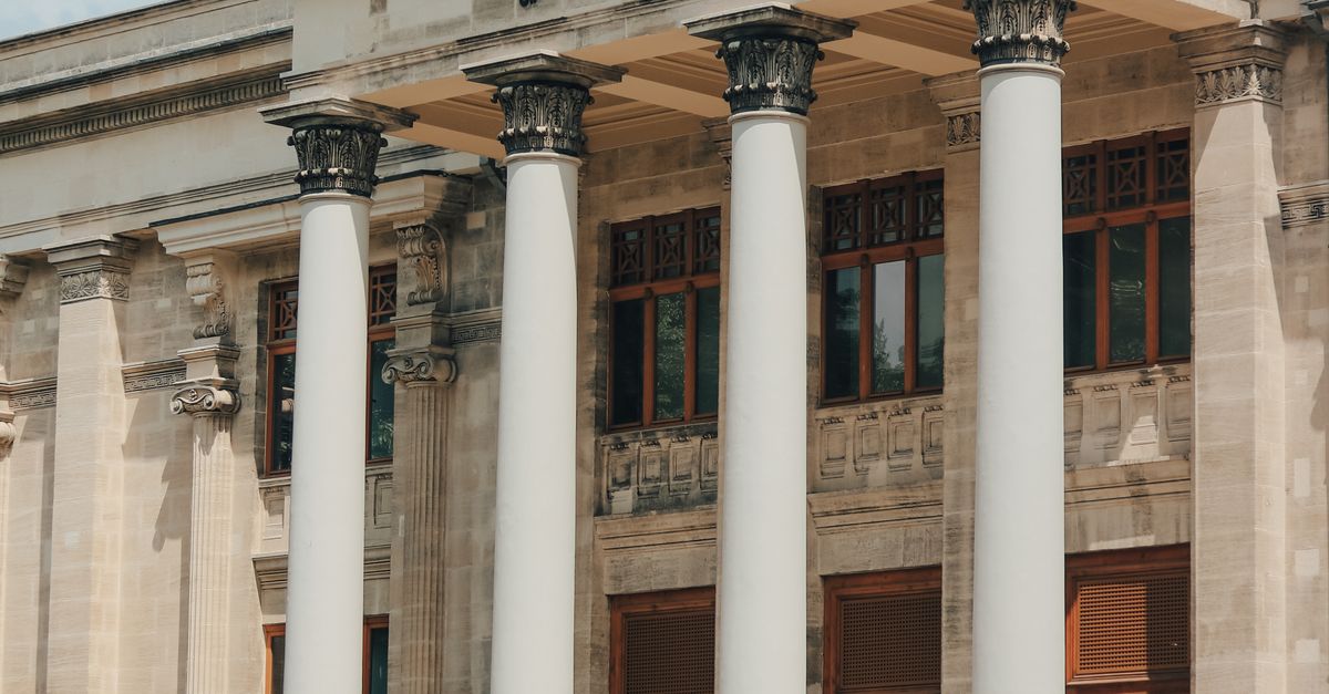 Portico In Building Column Portico of Classic Building in City · Free Stock Photo