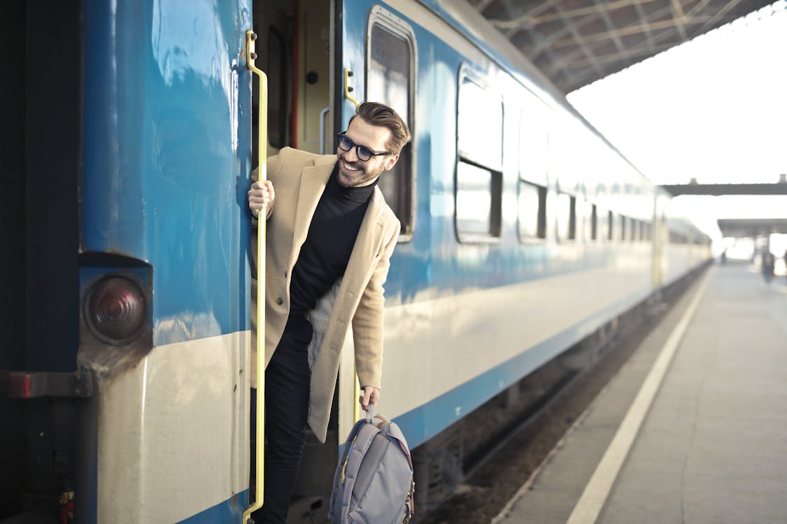 Hombre Vestido Con Abrigo Beige Tren Interior