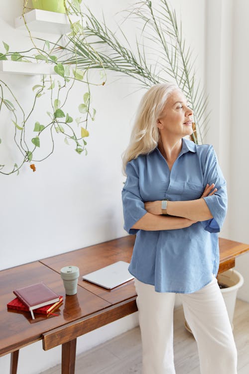 Free Woman with Arms Crossed Looking Sideways Stock Photo