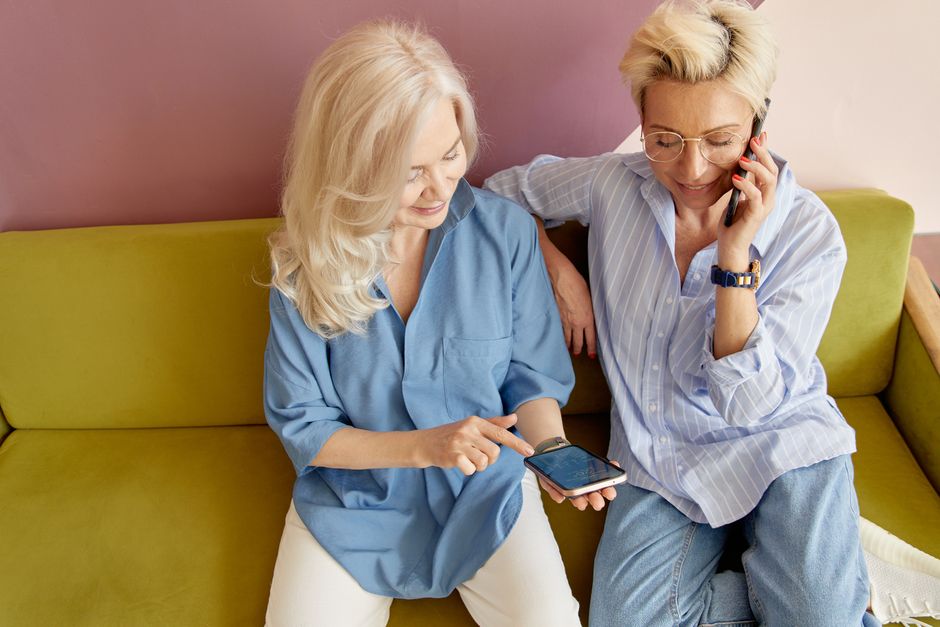 Best Smartphones for Seniors 2025: Large Screen, Simplified Interface, Emergency SOS, Hearing Aid Compatible, iPhone vs Android for Older Adults, and Setup Tips