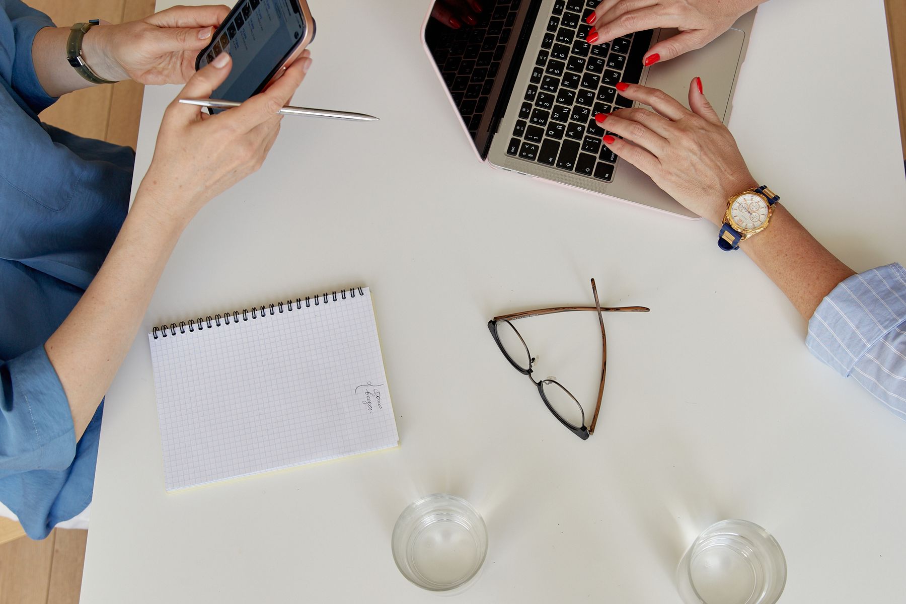 Puesto de trabajo con ordenador, documentos y gafas para visión intermedia