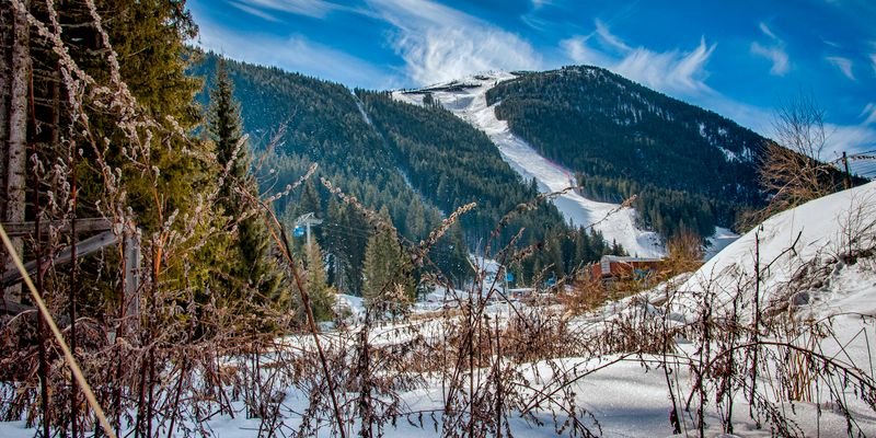 Montañas nevadas y pistas de esquí en Bansko