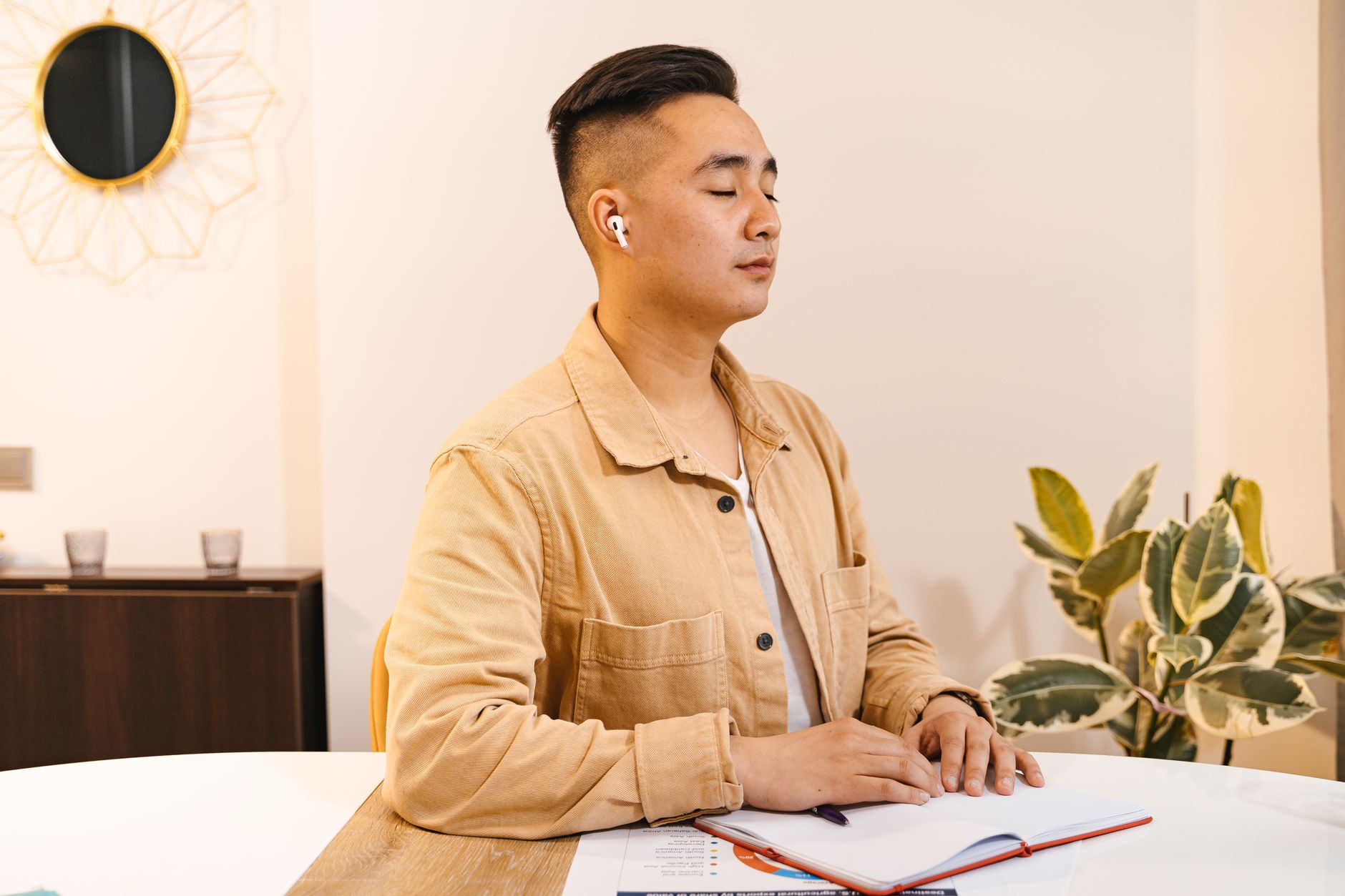 Người Châu Á đang viết nhật ký, phản ánh và lắng nghe tiếng nói bên trong.