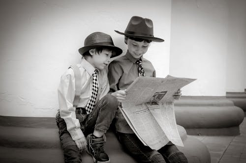 Бесплатное стоковое фото с fedoras, газета, галстук