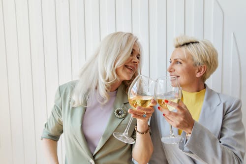 Kostnadsfri bild av blont hår, drycker, glas vin