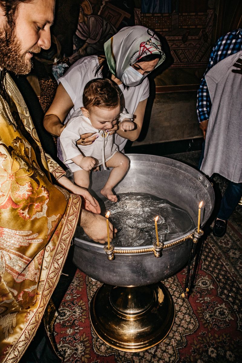 Cerimónia de batizado numa igreja