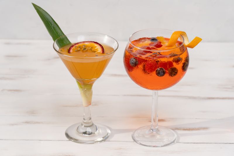 Cocktail servito al lounge bar della Torre del Cupo al tramonto