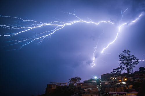 Foto profissional grátis de à noite, raio, tempestade de raios