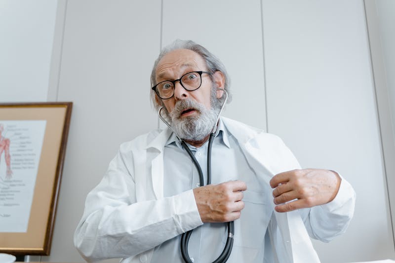 Echipa Medisfera AI discutând în cadrul unui laborator de tehnologie medicală