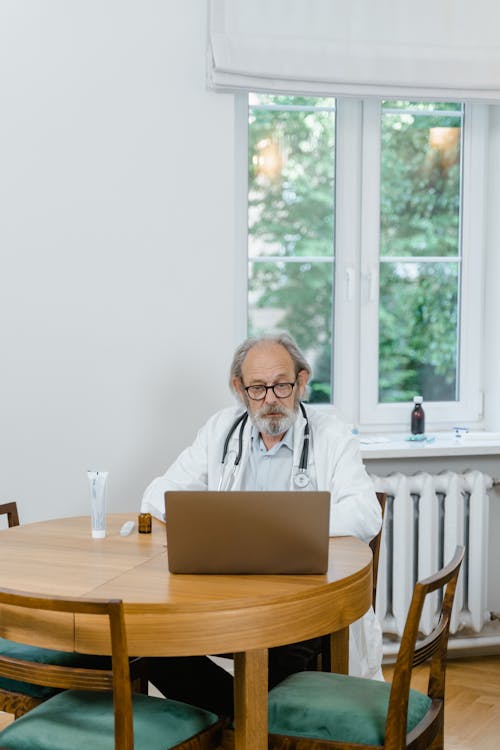 Kostnadsfri bild av äldre man, bord, glasögon