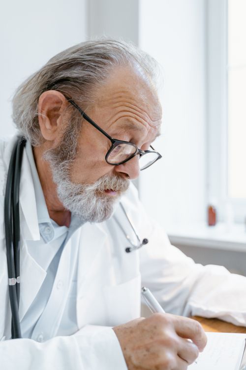 Profesional de salud planificando visitas
