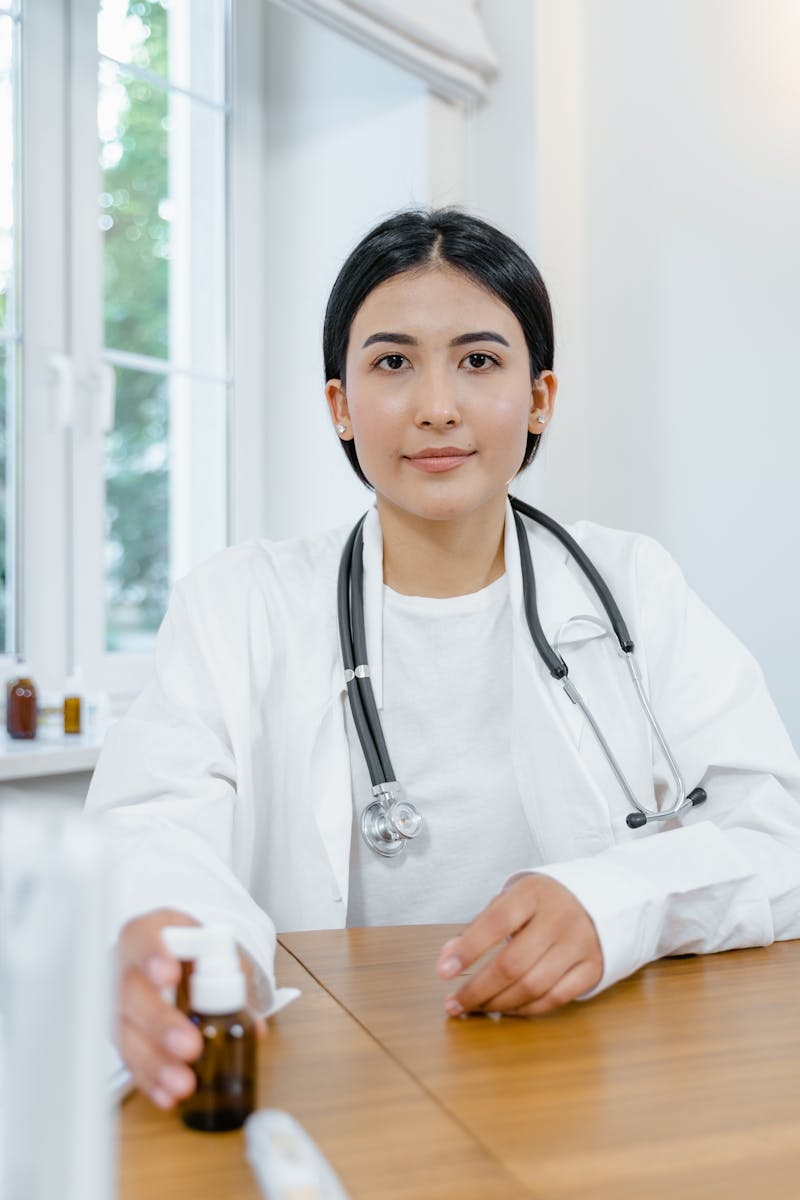Médicaments et appareils de mesure sur un bureau avec des notes