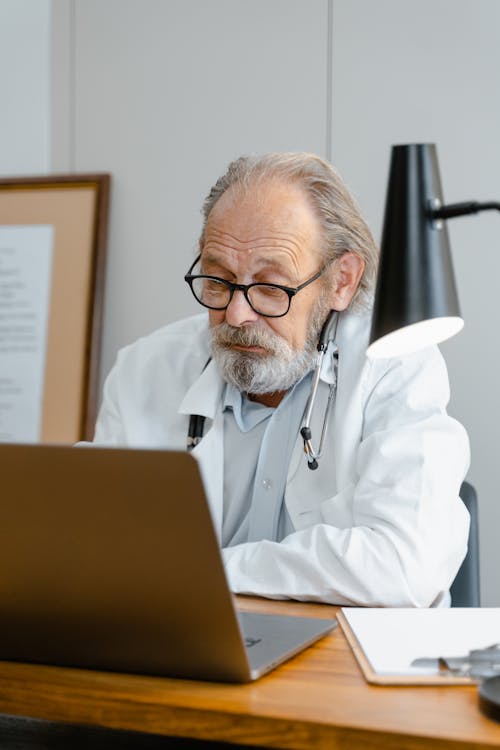 Free Ilmainen kuvapankkikuva tunnisteilla iäkäs mies, kannettava tietokone, lääkäri Stock Photo