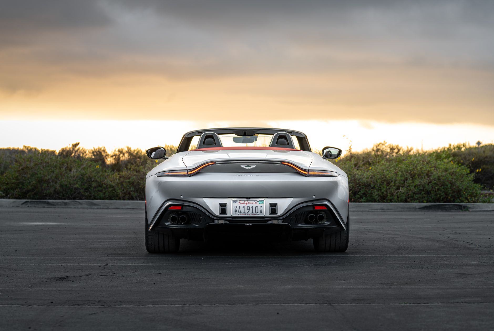 Faszinierender Sonnenuntergang mit Sportwagen – Sportwagen Hintergrundbild (von Tyler Clemmensen, 8205×5504, #8376871)