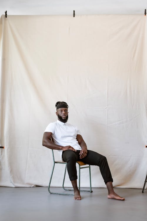 Základová fotografie zdarma na téma afroameričan, bílá košile, černé kalhoty