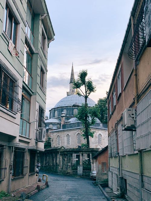 Free Discover the architectural charm of Şemsi Pasha Mosque nestled amidst İstanbul's vibrant urban streets. Stock Photo