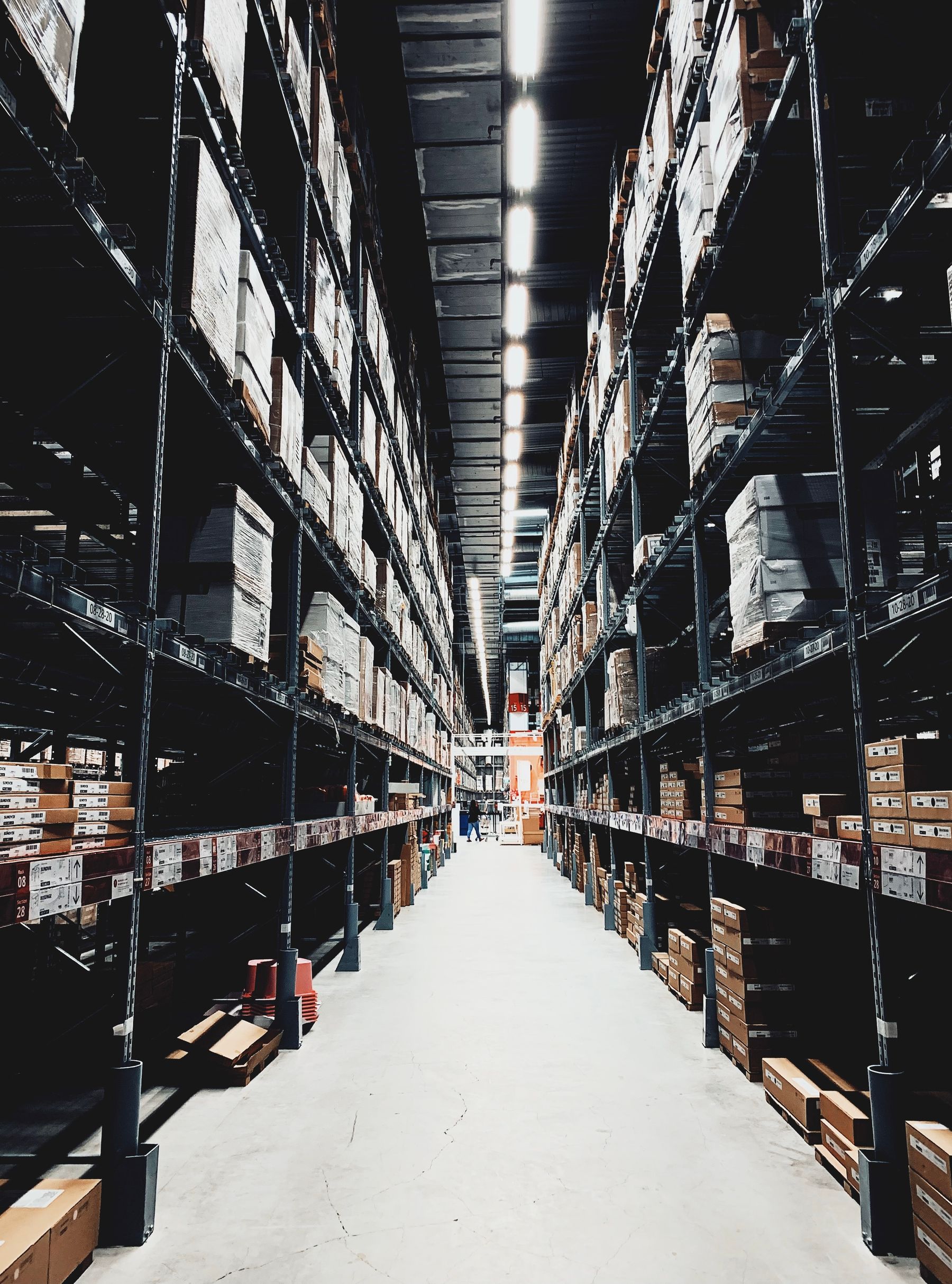 Almacén con producto organizado en estanterías para control de inventario sincronizado