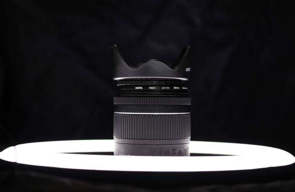 Flash de anel em objetiva macro para macro fotografia de flores em campo