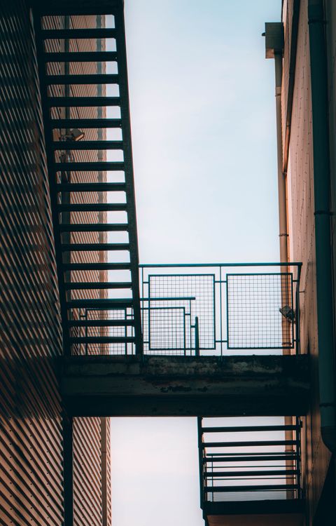 De franc Escala Al Costat D'un Edifici Foto d'estoc