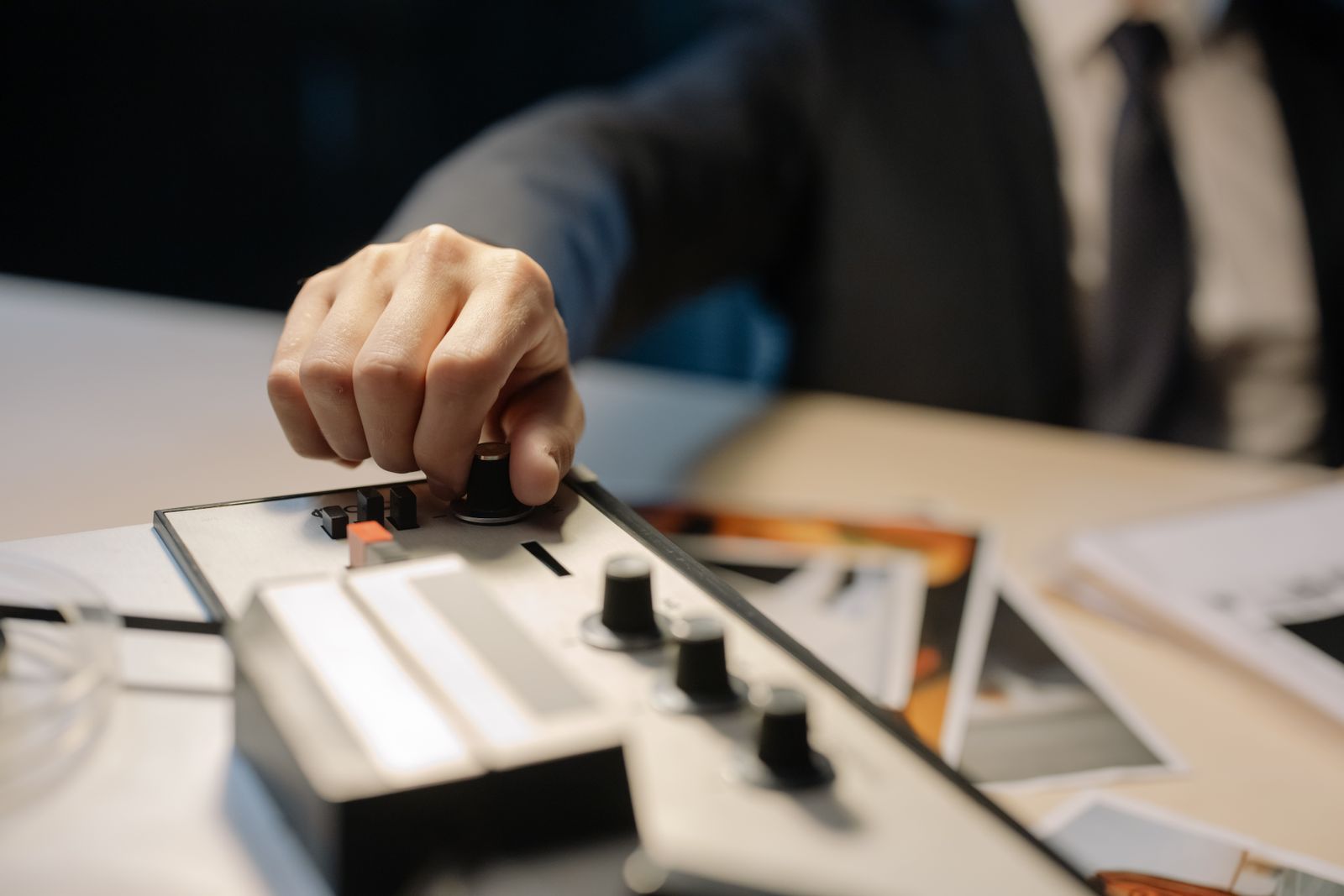 Ambiente corporativo com elementos de investigação