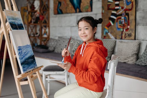 Free A Young Artist Holding a Paintbrush Stock Photo