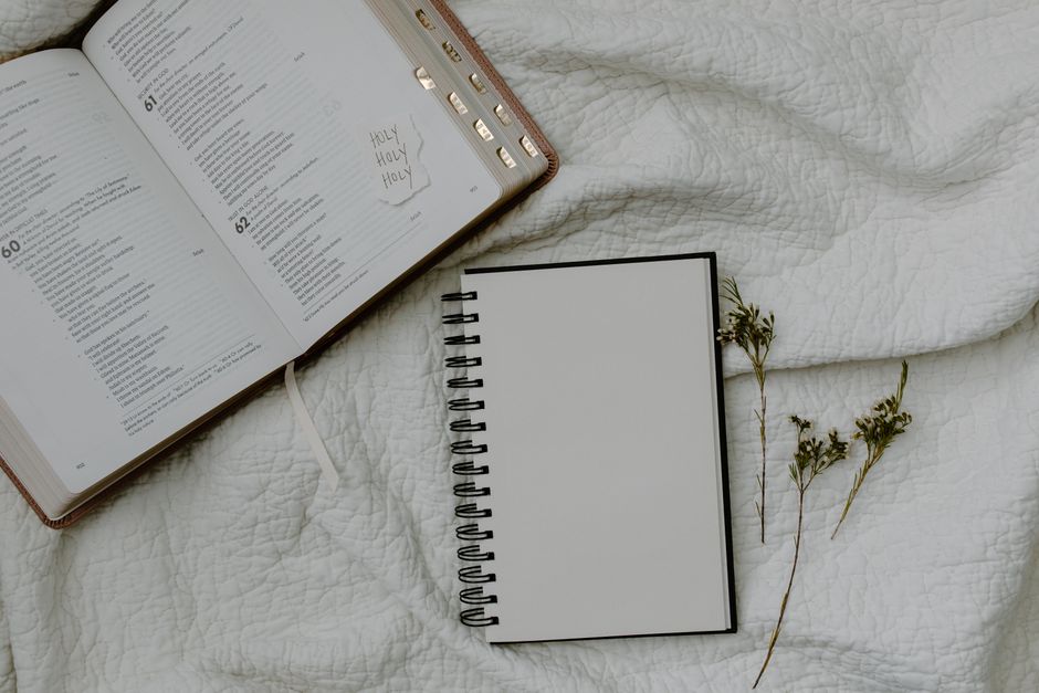 30 prompts de journaling espiritual para mulheres em 2026