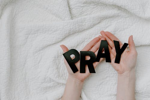 Ücretsiz dua etmek, eller, harfler içeren Ücretsiz stok fotoğraf Stok Fotoğraflar