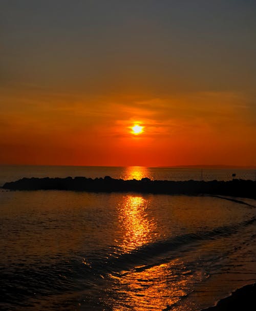 Безкоштовне стокове фото на тему «берег моря, вертикальні постріл, Захід сонця»