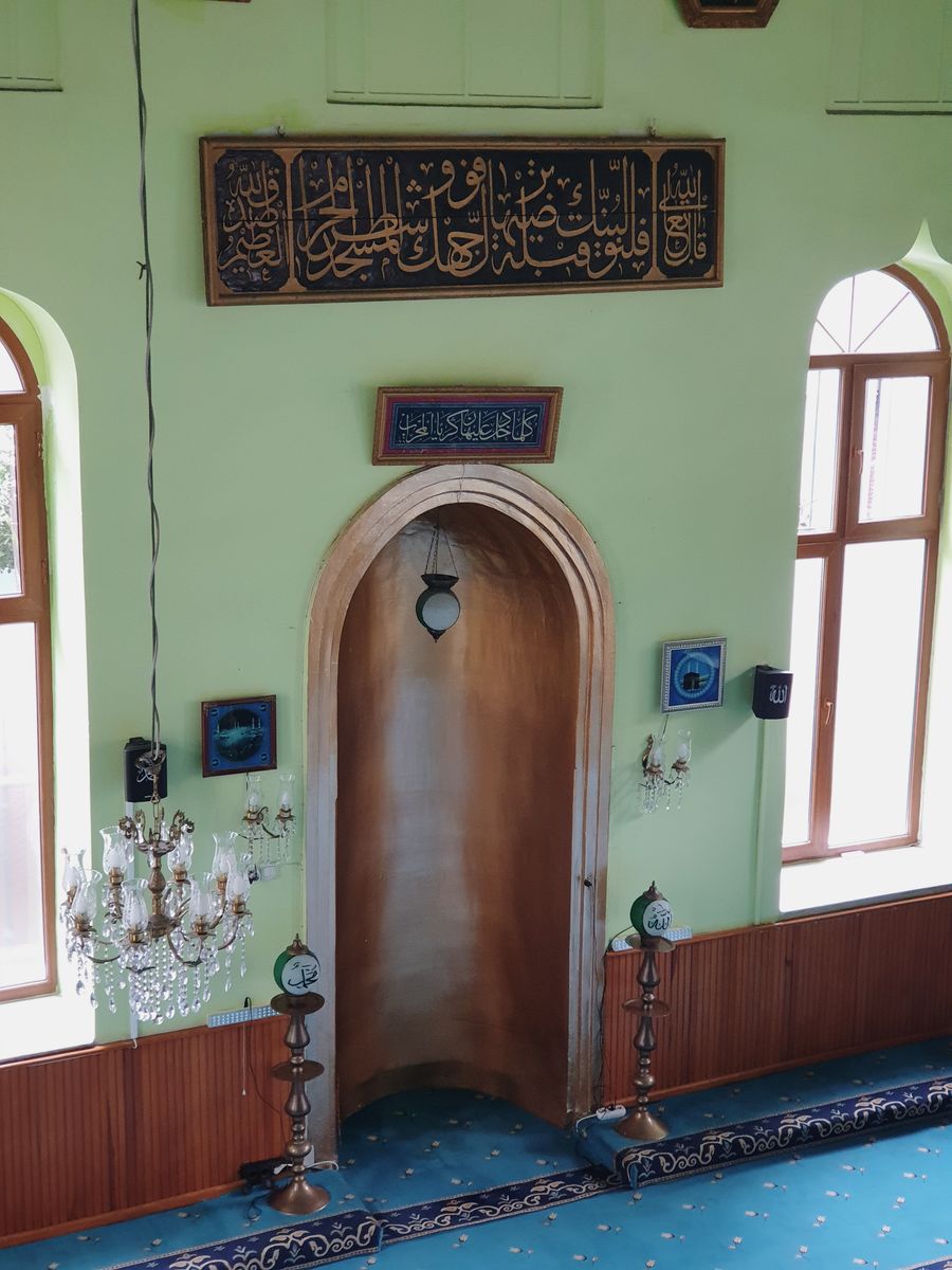 Dalaman masjid dengan khat Arab dan hiasan Islam tradisional