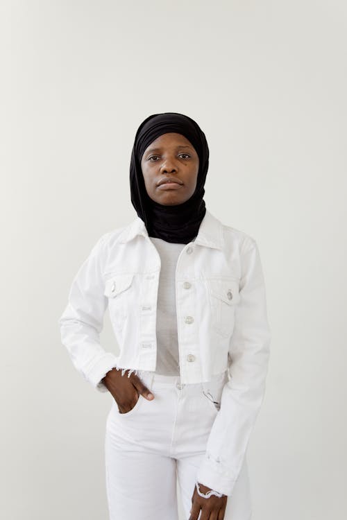 Imagine de stoc gratuită din costum alb, femeie afro-americană, femeie de culoare