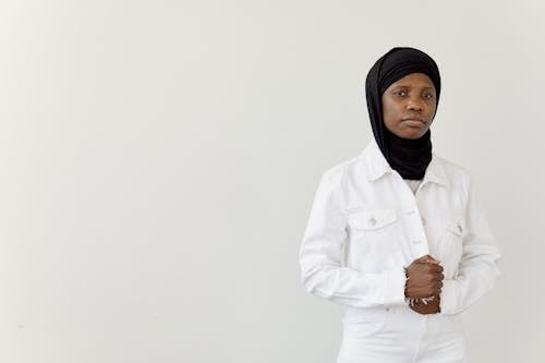 Безкоштовне стокове фото на тему «афро-американська жінка, білий костюм, мусульманський»