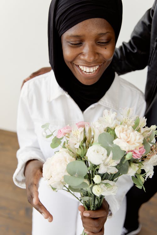 Free Woman Holding a Bouquet of Flowers Stock Photo