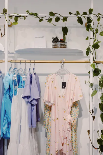 Bộ sưu tập đầm váy may từ vải thun lạnh ITY trưng bày trên giá tại showroom thời trang