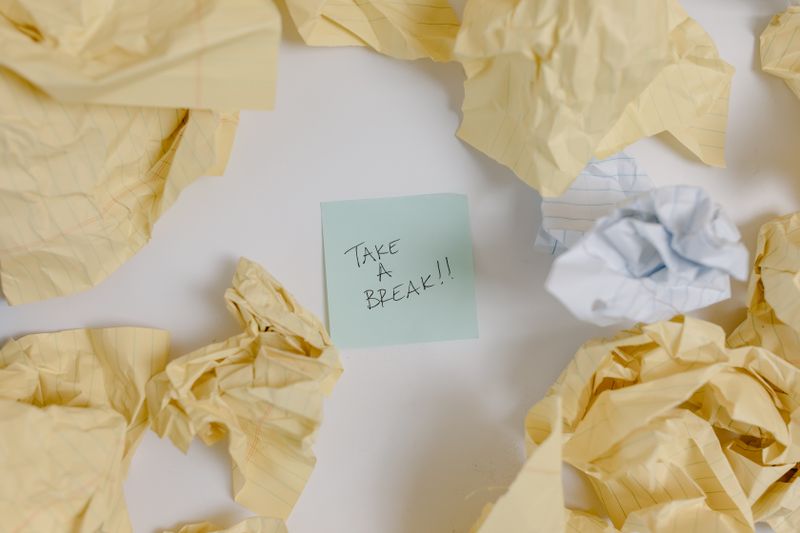 sticky note with a short handwritten list on a monitor edge