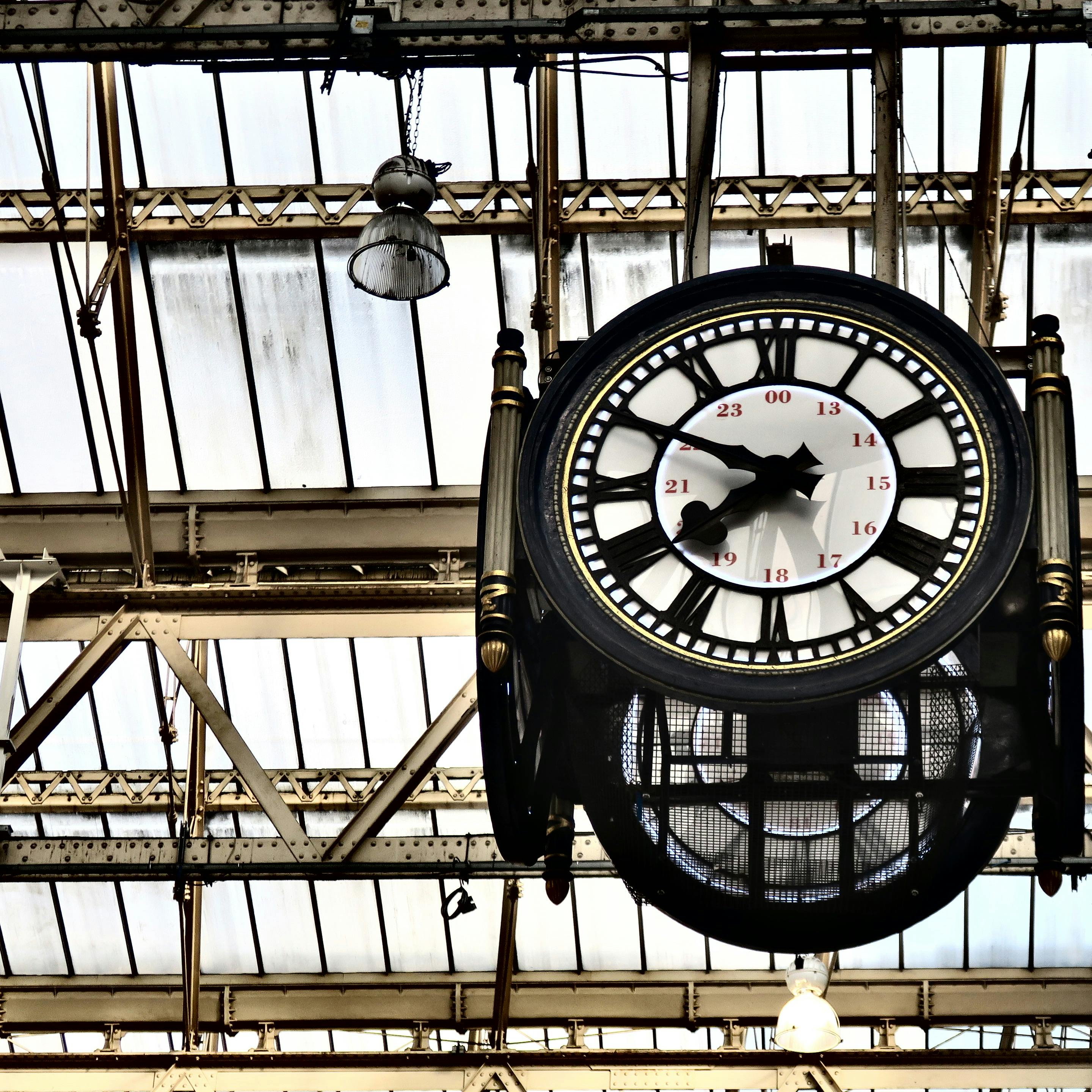 Black And White Analog Clock · Free Stock Photo