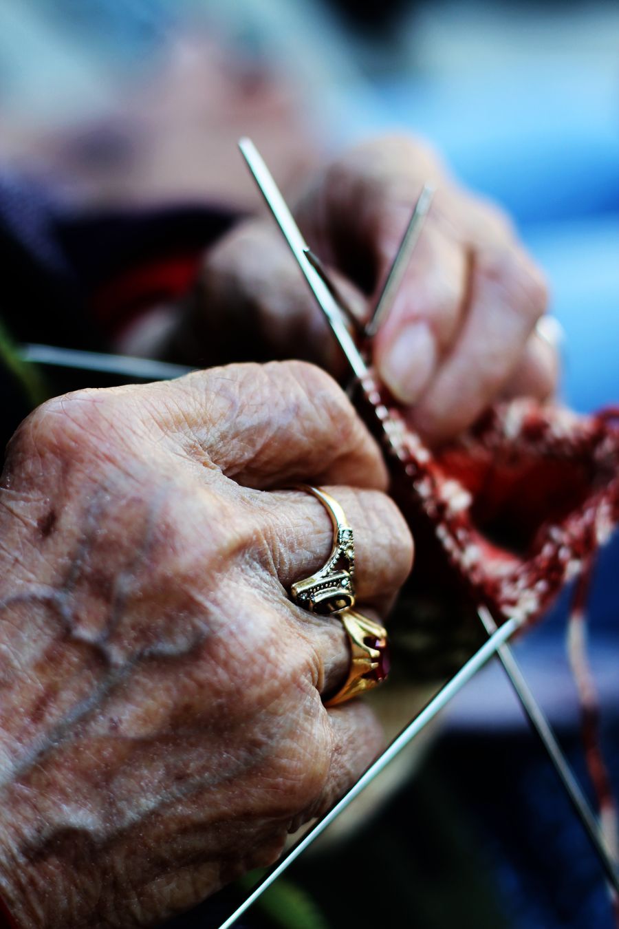 Ältere Hände beim Stricken und kreativen Arbeiten