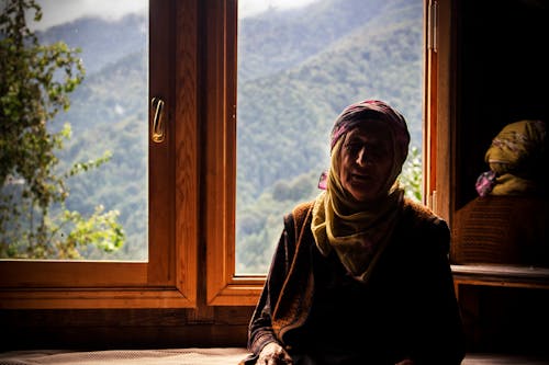 Darmowe zdjęcie z galerii z hidżab, okno, senior