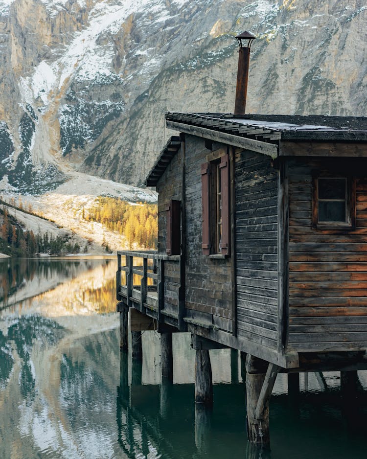 A Cabin Over The Lake Prags