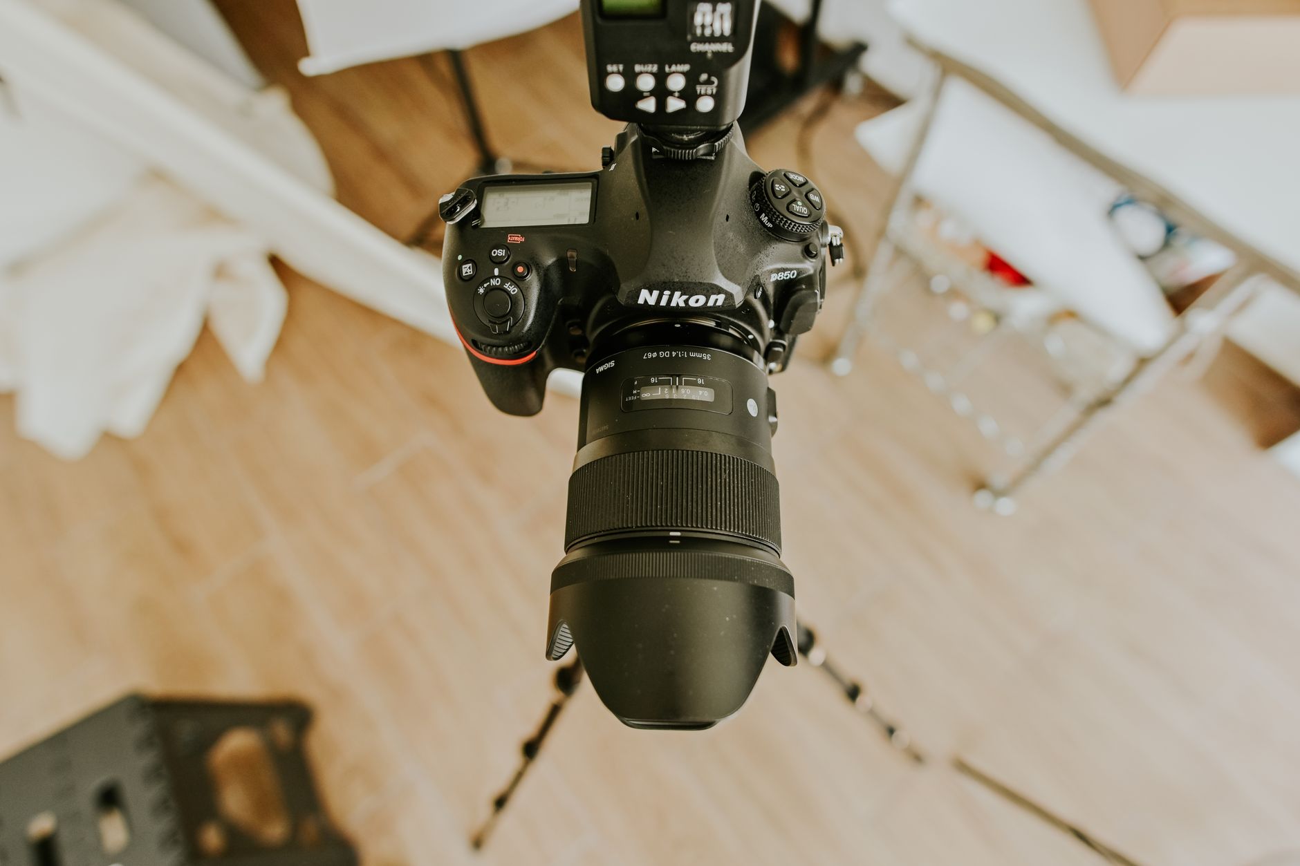 Comparison of DSLR and mirrorless in use by a photographer