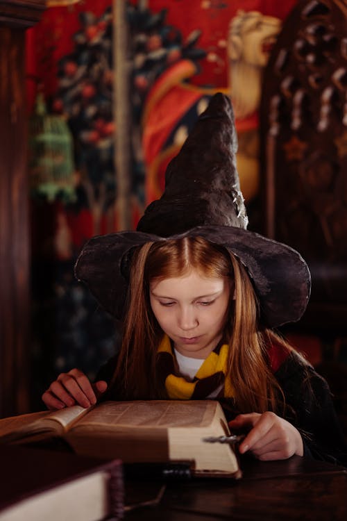 bezplatná Základová fotografie zdarma na téma čarodějnický klobouk, čtení, holka Základová fotografie