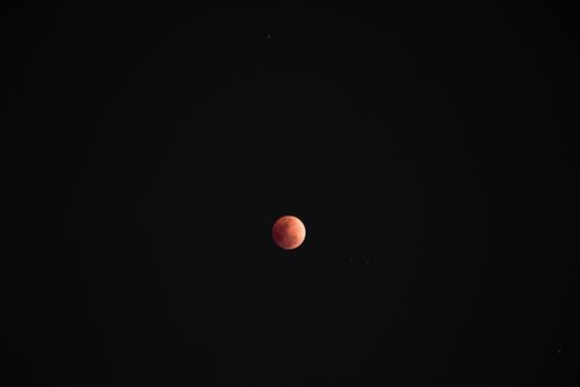 晴朗的夜晚，星星包围着血月的景色令人惊叹