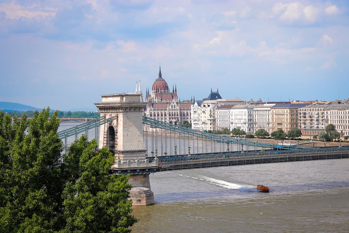 Ponte das Correntes Szechenyi sobre o Danúbio com o Parlamento húngaro ao fundo