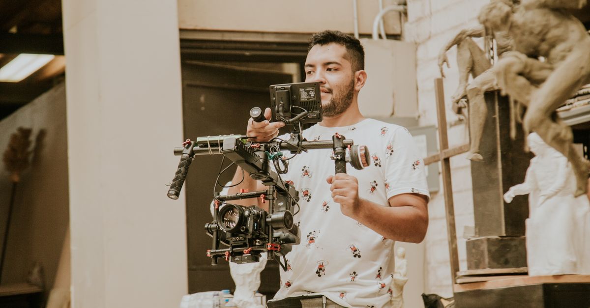 Profesional grabando vídeo con un estabilizador en interior