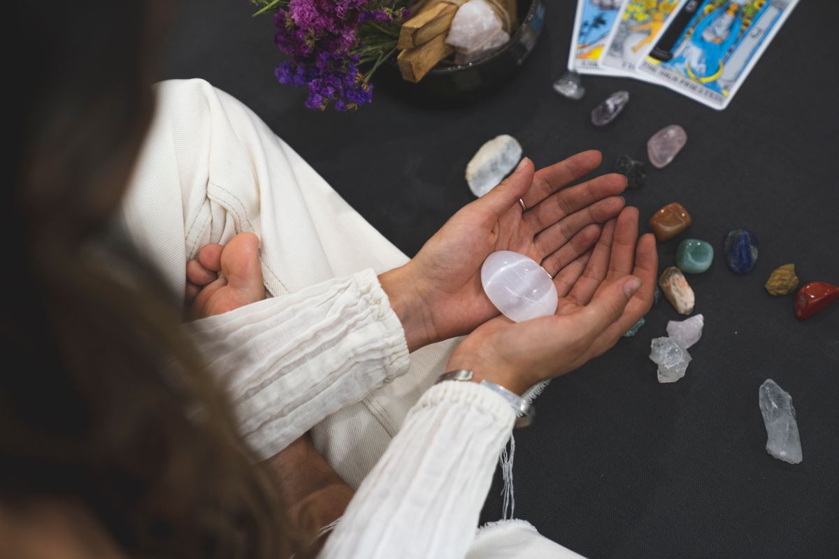 Tarot aberto com cristal em leitura de intenção