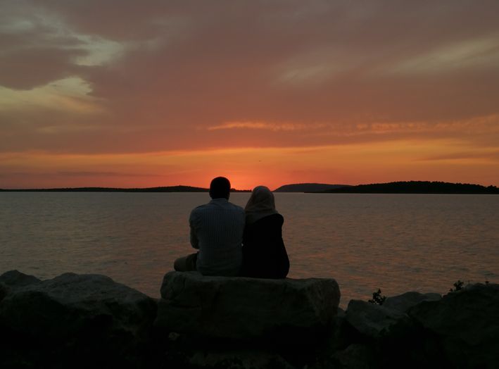 Online dating: starting a conversation on a niche platform