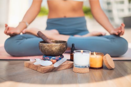 Free A serene meditation setup with crystals, candles, and a Tibetan singing bowl. Stock Photo