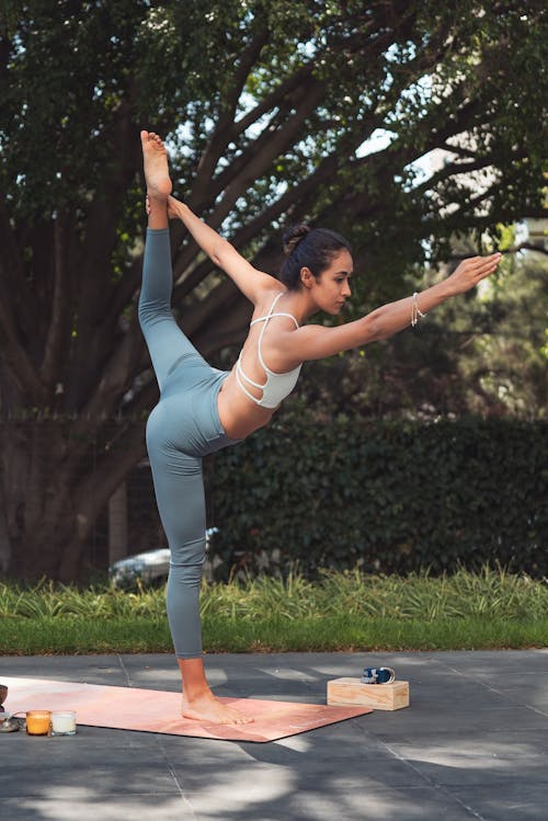 Une Femme En Vêtements De Sport Faisant Du Yoga