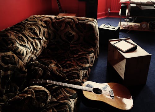 Безкоштовне стокове фото на тему «акустичний, гітара, дерев’яний стіл» стокове фото