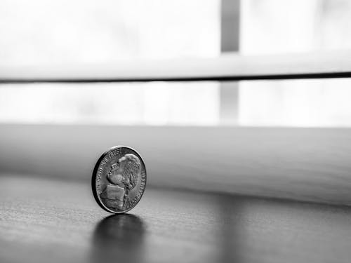 Монохромная фотография круглой серебряной монеты